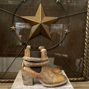 BOOTS -Loren 9.5 Never Worn